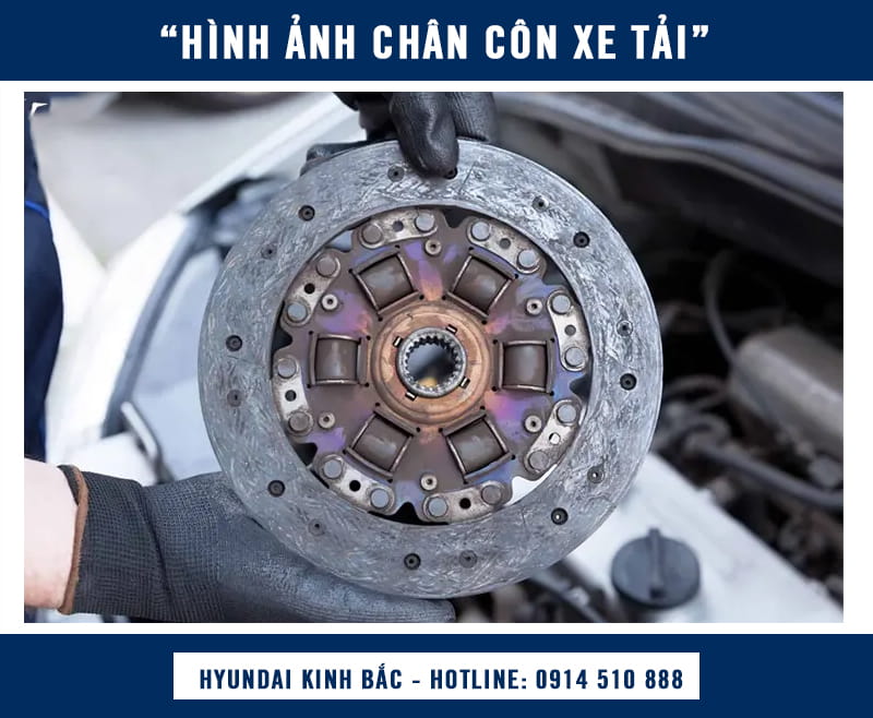 Chân côn xe tải