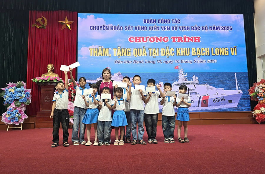 https://hyundai-kinhbac.vn/wp-content/uploads/2026/05/ba-ha-thi-lam-tang-qua-cho-cac-chau-hoc-sinh-1.jpg