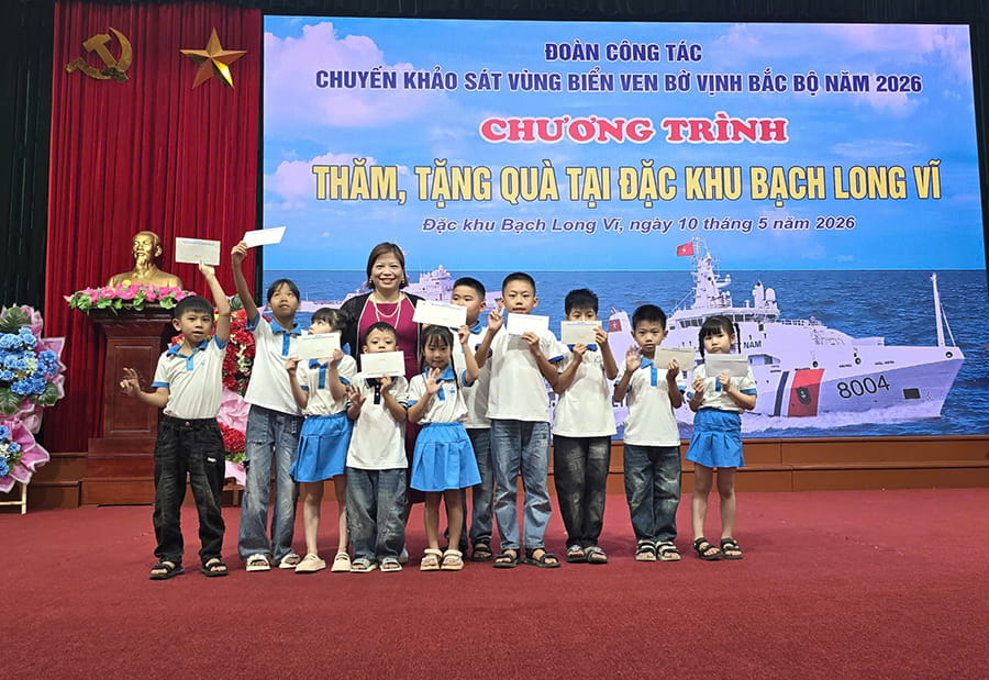 https://hyundai-kinhbac.vn/wp-content/uploads/2026/05/ba-ha-thi-lam-tang-qua-cho-cac-chau-hoc-sinh.jpg
