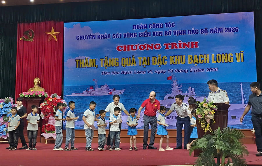 Chương trình tặng quà cho các cháu học sinh vượt khó học giỏi