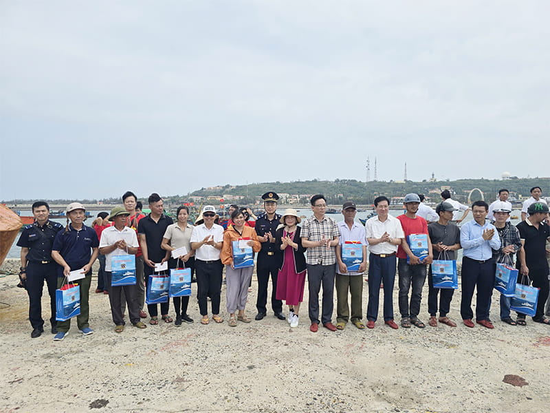 https://hyundai-kinhbac.vn/wp-content/uploads/2026/05/hanh-trinh-tri-an-cac-chien-sy-va-ngu-dan-tai-dao-hon-me--dao-bach-long-vy-dao-co-to-10.jpg