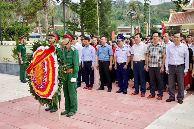 https://hyundai-kinhbac.vn/wp-content/uploads/2026/05/hanh-trinh-tri-an-cac-chien-sy-va-ngu-dan-tai-dao-hon-me--dao-bach-long-vy-dao-co-to-11.jpg