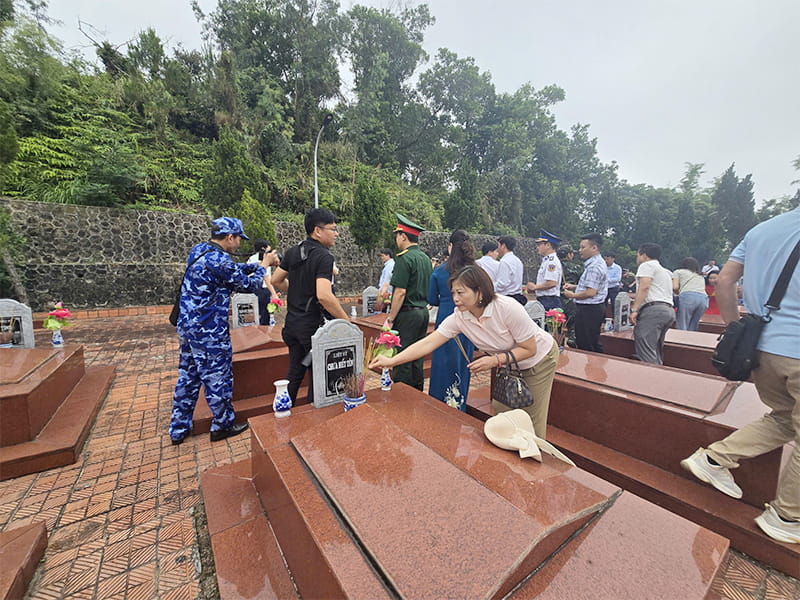 https://hyundai-kinhbac.vn/wp-content/uploads/2026/05/hanh-trinh-tri-an-cac-chien-sy-va-ngu-dan-tai-dao-hon-me--dao-bach-long-vy-dao-co-to-2.jpg