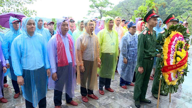 https://hyundai-kinhbac.vn/wp-content/uploads/2026/05/hanh-trinh-tri-an-cac-chien-sy-va-ngu-dan-tai-dao-hon-me--dao-bach-long-vy-dao-co-to-5.jpg