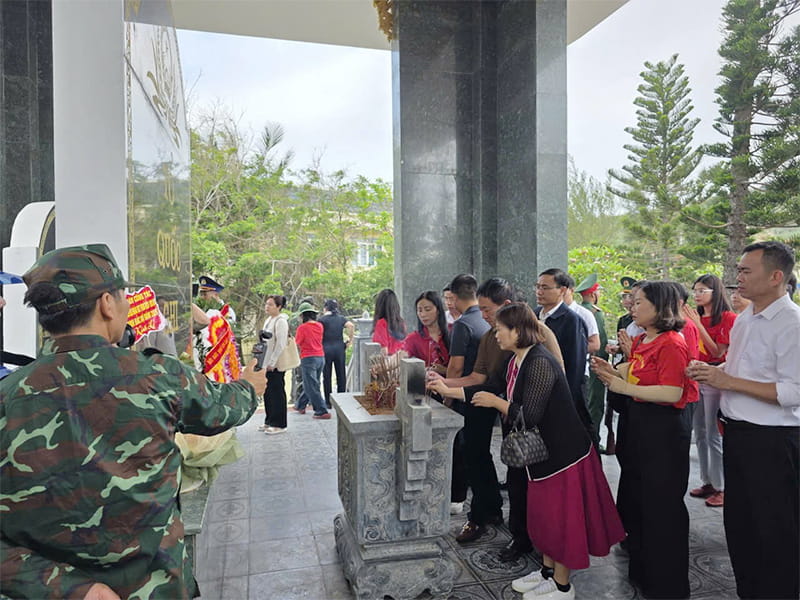 https://hyundai-kinhbac.vn/wp-content/uploads/2026/05/hanh-trinh-tri-an-cac-chien-sy-va-ngu-dan-tai-dao-hon-me--dao-bach-long-vy-dao-co-to-6.jpg