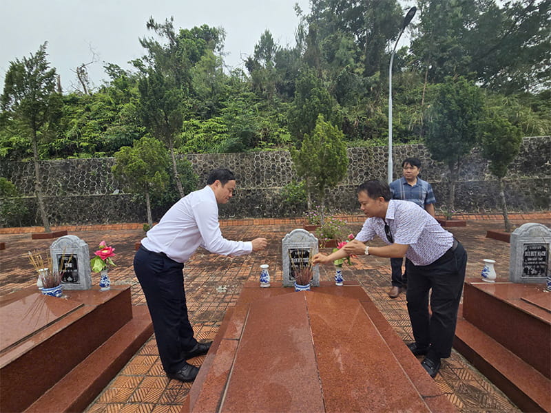 https://hyundai-kinhbac.vn/wp-content/uploads/2026/05/hanh-trinh-tri-an-cac-chien-sy-va-ngu-dan-tai-dao-hon-me--dao-bach-long-vy-dao-co-to.jpg