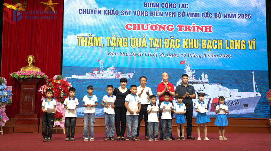 Tặng quà cho các cháu học sinh